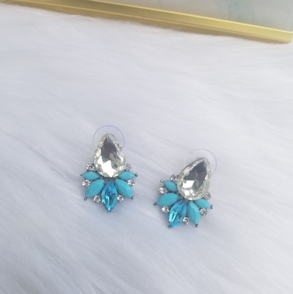 Flower leaf stud earrings - Picture 4 of 4